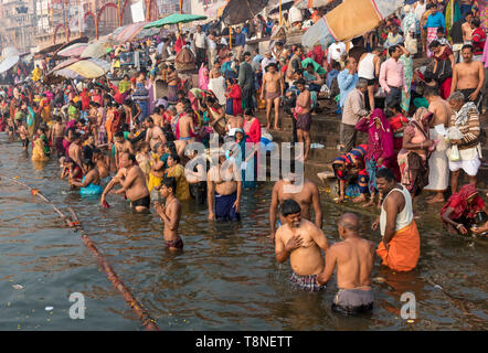 Menschen führen Ritualbad und Puja gebeten in den Fluss Ganges, Varanasi, Indien Stockfoto