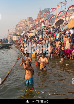 Menschen führen Ritualbad und Puja gebeten in den Fluss Ganges, Varanasi, Indien Stockfoto