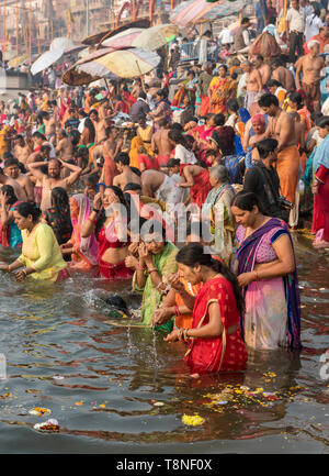 Hinduistische Gläubige durchführen Ritualbad und Puja gebeten in den Fluss Ganges, Varanasi, Indien Stockfoto
