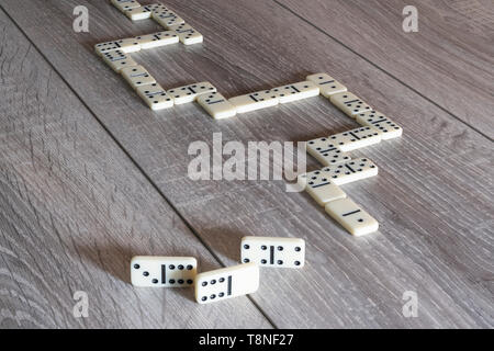 Die Stücke des Spiels der Domino auf dem hölzernen Tisch Stockfoto