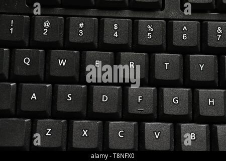 Nahaufnahme Foto von QWERTY-Tasten zusammen mit anderen Tasten auf der Tastatur, Schwarz. Stockfoto