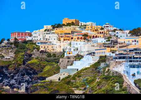 Panorama der Insel Santorini, Griechenland. Stadt Dorf Imerovigli auf der Spitze des vulkanischen Felsen mit bunten Häusern Stockfoto