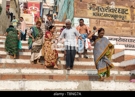 Gruppe von Menschen herab Manasarowar ghat Schritte, Varanasi, Indien Stockfoto