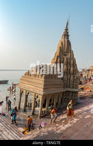 Schiefe Shri Ratneshwar Mahadev Tempel auf dem Fluss Ganges, Varanasi, Indien Stockfoto