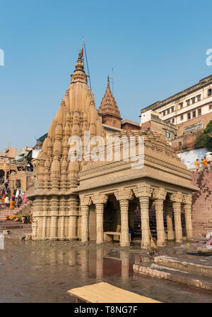 Schiefe Shri Ratneshwar Mahadev Tempel auf dem Fluss Ganges, Varanasi, Indien Stockfoto