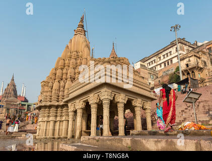 Schiefe Shri Ratneshwar Mahadev Tempel auf dem Fluss Ganges, Varanasi, Indien Stockfoto