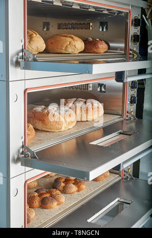 Industrielle elektrischer Ofen für die Verpflegung mit Essen. Frisch gebackene Backwaren Stockfoto