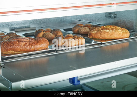 Industrielle elektrischer Ofen für die Verpflegung mit Essen. Frisch gebackene Backwaren Stockfoto