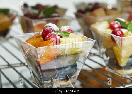 Schaufenster Kühlschrank für die Verpflegung mit warmen Speisen. Süße Desserts, warme Speisen und Salate. Stockfoto