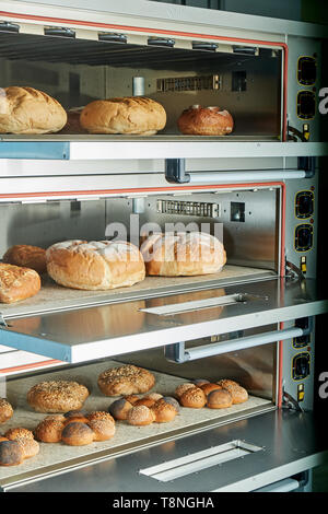 Industrielle elektrischer Ofen für die Verpflegung mit Essen. Frisch gebackene Backwaren Stockfoto