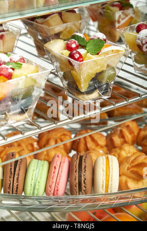 Schaufenster Kühlschrank für die Verpflegung mit warmen Speisen. Süße Desserts, warme Speisen und Salate. Stockfoto