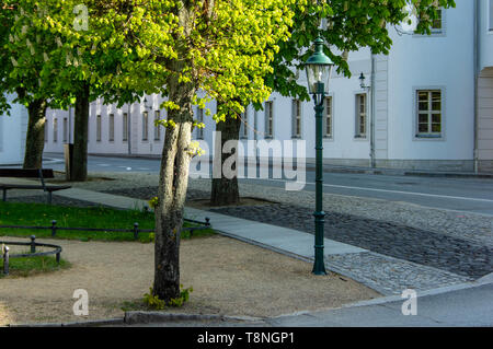 Herrnhut, Sachsen/Deutschland - 10. Mai 2019 - Blick auf zinzendorfplatz Bushaltestelle mit der neu gebauten highschool Aufbau von Evangelisches Zinzendorf-Gymna Stockfoto