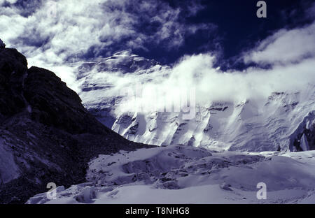 Die Nordwand des Mount Everest in Tibet, China. Das Foto wurde auf ca. 6000 Meter, im August 1994. Nur links von der oberen Mitte ist der Gipfel, 8848 m. Im Vordergrund ist ein Teil der Rongbuk Gletscher. Stockfoto