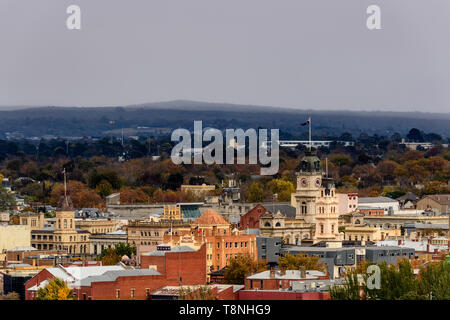 Das Rathaus im Zentrum von Ballarat vor dem Hintergrund von Misty Hills Stockfoto