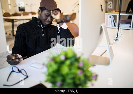 Stress, Müdigkeit überbelasten. Müde Afrikanische Amerikanische Mitarbeiter in formalen tragen Brillen Holding, seine Augen reiben und massieren Nasensteg 10 zu lösen Stockfoto