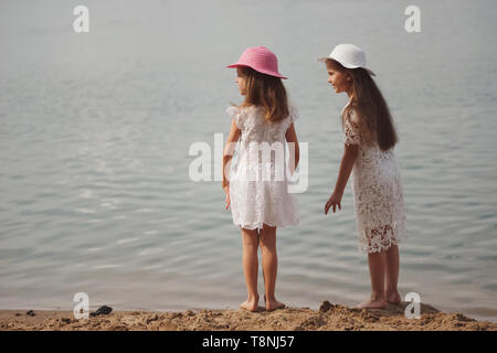 Cute glückliche kleine Mädchen in Sumer See Stockfoto
