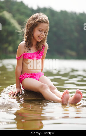 Cute glückliche kleine Mädchen in Sumer See Stockfoto