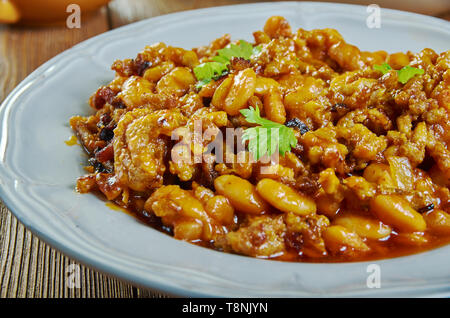 Coca Cola gebackene Bohnen und Rinderhackfleisch., Schüssel den Bohnen, Zwiebeln, Zucker, Ketchup Stockfoto