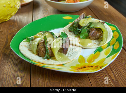 Mexikanische Steak Ribeye Steak Tacos, Tomatillo Habanero Hot Sauce Stockfoto