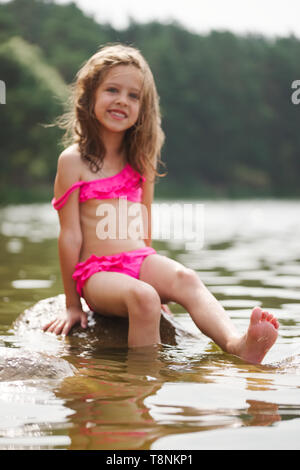 Cute glückliche kleine Mädchen in Sumer See Stockfoto