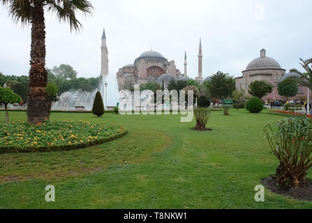 Istanbul, Türkei - 26 April 2008: Blick auf die Hagia Sophia, einem Brunnen und einem grünen Rasen in Istanbul, Türkei. Stockfoto