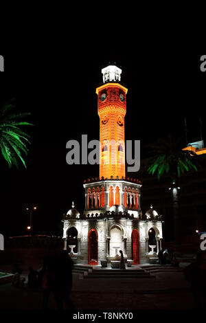 Izmir, Türkei - 24 April 2012: Symbol der Stadt Izmir und seine berühmteste Wahrzeichen der Uhrturm auf dem Hauptplatz in Konak in der Nacht. Stockfoto