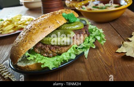 Schnitzelsemmel, deutsche Schnitzel in einem Brötchen, Österreichische Küche, Traditionelle verschiedene Gerichte, Ansicht von oben. Stockfoto