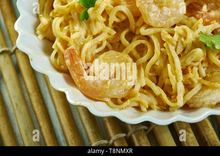 Bang Bang Shrimp Pasta, in einer Sauce aus Mayonnaise, Sweet Chili Sauce, Sriracha Stockfoto