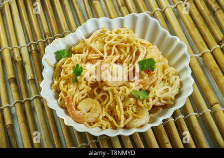 Bang Bang Shrimp Pasta, in einer Sauce aus Mayonnaise, Sweet Chili Sauce, Sriracha Stockfoto