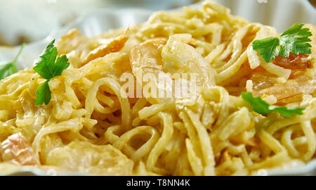 Bang Bang Shrimp Pasta, in einer Sauce aus Mayonnaise, Sweet Chili Sauce, Sriracha Stockfoto