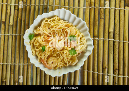 Bang Bang Shrimp Pasta, in einer Sauce aus Mayonnaise, Sweet Chili Sauce, Sriracha Stockfoto