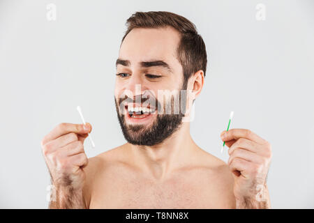 Nahaufnahme, Porträt einer stattlichen bärtiger Mann auf weißem Hintergrund, holding Wattestäbchen Stockfoto