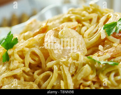 Bang Bang Shrimp Pasta, in einer Sauce aus Mayonnaise, Sweet Chili Sauce, Sriracha Stockfoto