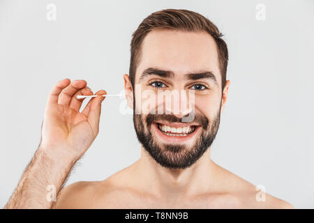 Nahaufnahme, Porträt einer stattlichen bärtiger Mann auf weißem Hintergrund, holding Wattestäbchen Stockfoto