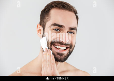 Nahaufnahme, Porträt einer stattlichen bärtiger Mann auf weißem Hintergrund, Anwendung Rasierschaum Stockfoto