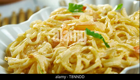 Bang Bang Shrimp Pasta, in einer Sauce aus Mayonnaise, Sweet Chili Sauce, Sriracha Stockfoto