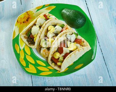 Gebratenem Blumenkohl und Linsen Tacos mit cremiger Chipotle Sauce Stockfoto