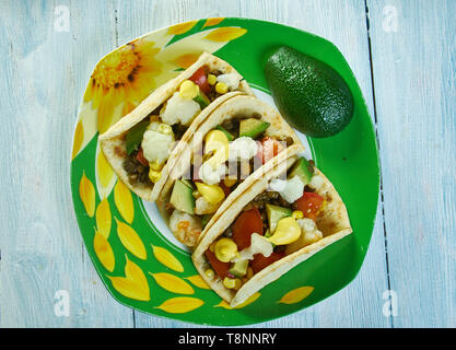 Gebratenem Blumenkohl und Linsen Tacos mit cremiger Chipotle Sauce Stockfoto