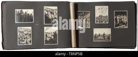Ein Fotoalbum des Reichs partei Rallye der Ehre 1936 großes Album mit Karton abdecken, letztere Eingeschrieben' Parteitag 1936' und 'Eigentum der:...". Ein einzigartiges, besonderes Album, alle 145 Fotos (9 x 12 cm) von Heinrich Hoffmann aufgenommen wurden. Die Bilder wurden zum Teil auch für die stereoskopische Album (Tr.) "Reich Party Rally der Ehre 1936'. Sie sind von hoher Qualität, in ein Album geklebt und teilweise beschriftet. Sie zeigen die Vorbereitungen für die Parade, in einem SS-Zeltlager, Reichsführer SS Himmler H. besuchen Mitglieder der Leibstandarte Adolf Hitler. Rudolf Heß, Gauleiter S, Editorial-Use - Nur Stockfoto
