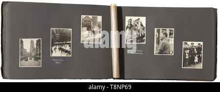 Ein Fotoalbum des Reichs partei Rallye der Ehre 1936 großes Album mit Karton abdecken, letztere Eingeschrieben' Parteitag 1936' und 'Eigentum der:...". Ein einzigartiges, besonderes Album, alle 145 Fotos (9 x 12 cm) von Heinrich Hoffmann aufgenommen wurden. Die Bilder wurden zum Teil auch für die stereoskopische Album (Tr.) "Reich Party Rally der Ehre 1936'. Sie sind von hoher Qualität, in ein Album geklebt und teilweise beschriftet. Sie zeigen die Vorbereitungen für die Parade, in einem SS-Zeltlager, Reichsführer SS Himmler H. besuchen Mitglieder der Leibstandarte Adolf Hitler. Rudolf Heß, Gauleiter S, Editorial-Use - Nur Stockfoto