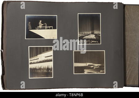 Ein Fotoalbum des Reichs partei Rallye der Ehre 1936 großes Album mit Karton abdecken, letztere Eingeschrieben' Parteitag 1936' und 'Eigentum der:...". Ein einzigartiges, besonderes Album, alle 145 Fotos (9 x 12 cm) von Heinrich Hoffmann aufgenommen wurden. Die Bilder wurden zum Teil auch für die stereoskopische Album (Tr.) "Reich Party Rally der Ehre 1936'. Sie sind von hoher Qualität, in ein Album geklebt und teilweise beschriftet. Sie zeigen die Vorbereitungen für die Parade, in einem SS-Zeltlager, Reichsführer SS Himmler H. besuchen Mitglieder der Leibstandarte Adolf Hitler. Rudolf Heß, Gauleiter S, Editorial-Use - Nur Stockfoto