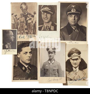 Eine Sammlung von 39 Autogramme von Knight's Cross Siegern durch Hitler Jugend Herbert Fetzer, einige Autogramme auf private Bilder, Hoffmann foto Postkarten, Zeitungsausschnitte usw. Unter diesen sind einige seltene Autographen: Rall und Krupinsky (zusammen auf einem Foto Postkarte), Leutnant Emil Wernig (auf ein eigenes Foto im Hochformat mit Tank destroyer Patch), Major (Oesau auf einem Hoffmann Foto Postkarte, SS-Rottenführer Mooymann auf einem Hoffmann Foto Postkarte, Major Philipp, Walter Nowotny, Kurt Ubben auf ein Foto Postkarte (mit einem Hinweis auf die Hitler Jugend), Feldmarschall Mannerhei, Editorial-Use - Nur kompiliert Stockfoto