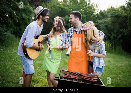 Eine Gruppe von Freunden, Grill in der Natur Stockfoto