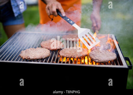 Lecker gegrilltes Fleisch mit Gemüse sortiert über die Kohlen im Grill Stockfoto