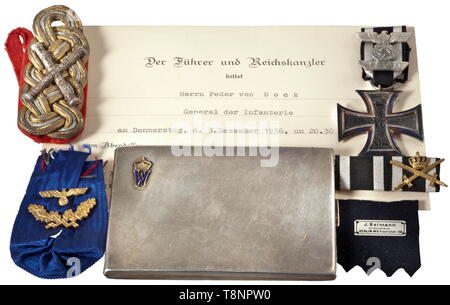 Fedor von Bock (1880-1945) - eine Zigarette aus der Kronprinz, ein schulterstücke General Feldmarschall und verschiedene insignia Präsentation zigarette Fall von Kronprinz Wilhelm, Weihnachten 1917. Silber, mit der angewandten blau emailliert, Gold Crown Prince's Monogramm, die innen mit einer gravierten Widmung "Herrn Major von Bock - Wilhelm - Weihnachten 1917' und '925'-Markierung der Feinheit, Abmessungen 80 x 110 mm, Gewicht 160 g. Der Kronprinz, in dessen Armee Gruppe 'Deutscher Kronprinz' von Bock war ein General Staff Officer, geschätzt von Bock so sehr, dass er die Pour l, Editorial-Use - Nur angeforderte Stockfoto