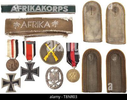 Das Anwesen einer Mitglied des Deutschen Afrikakorps Eisernes Kreuz 1. und 2 Klasse von 1939, eine allgemeine Assault Badge (Verschluß verbogen), ein deutsch-italienisches Kampagne Medaille eine Manschette Titel 'Afrika' (in gebrauchtem Zustand, kamelhaar Problem), ein "Manschette Afrikakorps" Titel (verkürzt), eine Berufskrankheit, Abzeichen, zwei Paar Schulterklappen in tropischen Thema. historischen, historische, 20. Jahrhundert, Additional-Rights - Clearance-Info - Not-Available Stockfoto