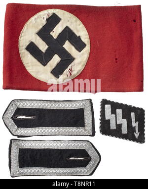 Insignien der Mitglied der SS-Nachrichtensturm der Dispositionalen Truppen Kragen Patches mit versilberter Draht fädeln, Handbestickte Runen und Blitz auf einen schwarzen Grund, ständige schwarz-silber schnurgebundene Verkleidung (Rückwärtsgang beschädigt RZM/SS-Tuch-Tag), zusammen mit ein paar Ausrutscher auf der Schulter Platten für ein scharführer und ein Hakenkreuz Armband braunes Hemd. historischen, historische, 20. Jahrhundert, 1930S, 1940s, Waffen-SS, bewaffneten Division der SS, bewaffneten Service, Streitkräfte, NS, Nationalsozialismus, Nationalsozialismus, Drittes Reich, Deutsche Reich, Deutschland, Militär, Militaria, Utensil, Torte, Editorial-Use - Nur Stockfoto