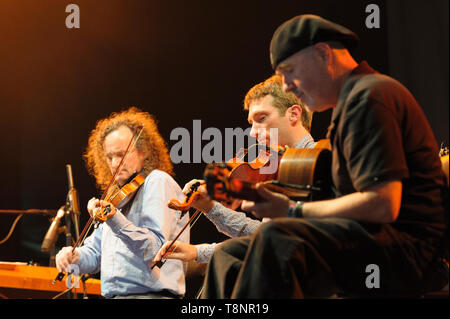 Martin Hayes, Caoimhin O'Raghallaigh und Dennis Cahill Der zwielicht beim WOMAD-Festival, Charlton Park, UK, 27. Juli 2014. Stockfoto