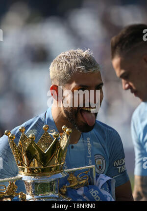 Von Manchester City Sergio Aguero mit der Premier League Trophy in der englischen Premier League Fußball Match zwischen Brighton Hove Albion und Manchester City an der Amex Stadion in Brighton. Foto James Boardman TELE BILDER. Nur redaktionell verwendet werden. Keine Verwendung mit nicht autorisierten Audio-, Video-, Daten-, Spielpläne, Verein/liga Logos oder "live" Dienstleistungen. On-line-in-Match mit 120 Bildern beschränkt, kein Video-Emulation. Keine Verwendung in Wetten, Spiele oder einzelne Verein/Liga/player Publikationen. Stockfoto