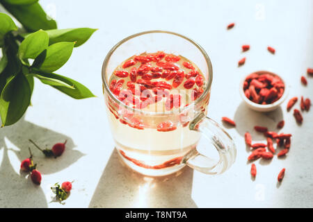 Goji Beere infundiert Kaffee im Glas Schale. Gewichtsreduktion, abnehmen trinken und Health Care Konzept Stockfoto